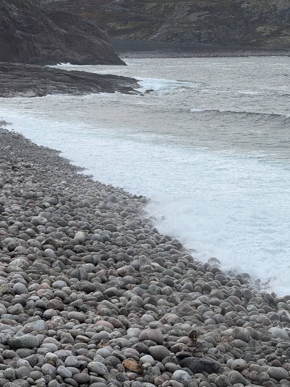 Море у каменного берега
